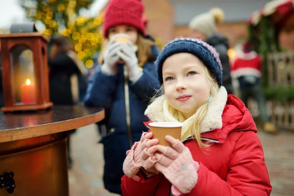 Duas Irmãs Adoráveis Bebendo Chocolate Quente Tradicional Feira Natal Riga — Fotografia de Stock