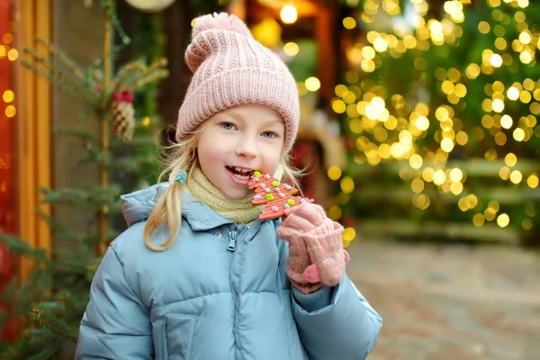 Menina Bonito Ter Biscoito Gengibre Feira Natal Tradicional Riga Letônia — Fotografia de Stock