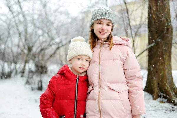 Deux Adorables Jeunes Filles Qui Amusent Ensemble Dans Magnifique Parc — Photo