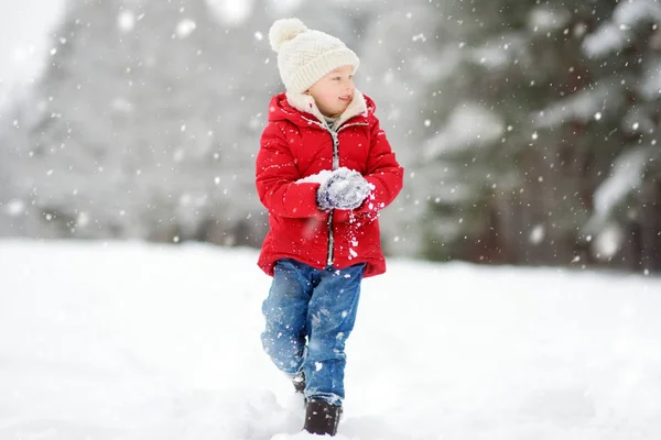 可爱的小女孩在雪地里美丽的冬季公园里玩得很开心 可爱的孩子在雪地里玩耍 有子女家庭的冬季活动 — 图库照片