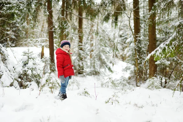 Αξιολάτρευτο Κοριτσάκι Διασκεδάζοντας Στο Όμορφο Χειμώνα Δάσος Ευτυχισμένο Παιδί Που — Φωτογραφία Αρχείου