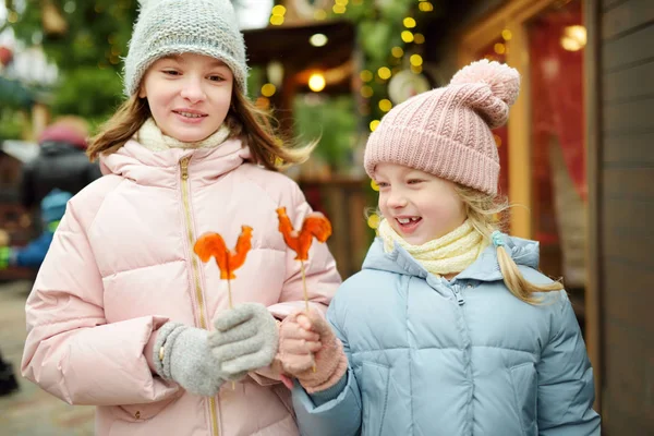 Riga Letonya Geleneksel Noel Fuarında Horoz Şeklinde Lolipopları Olan Iki — Stok fotoğraf