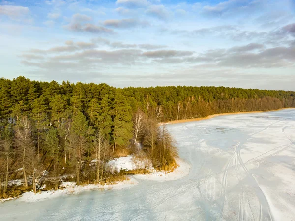 Schöne Luftaufnahme Des Eisbedeckten Balzis Sees Schneebedeckte Kiefernwälder Umgeben Einen — Stockfoto