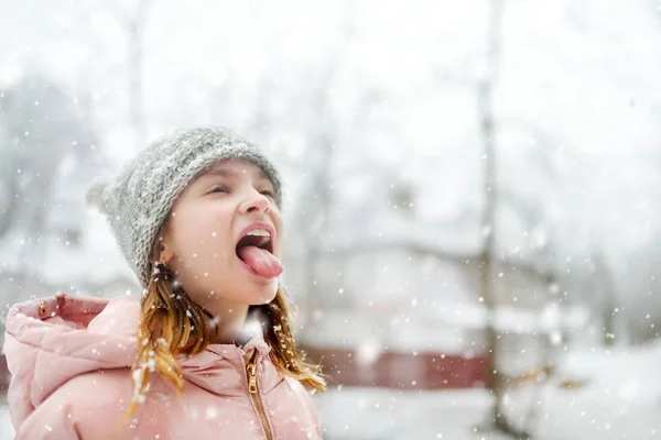 Adorable Young Girl Catching Snowflakes Her Tongue Beautiful Winter Park — Stock Photo, Image