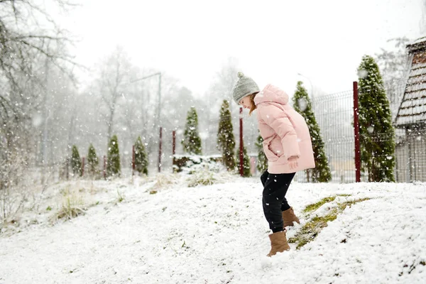 Garota Adorável Divertindo Belo Parque Inverno Durante Queda Neve Criança — Fotografia de Stock