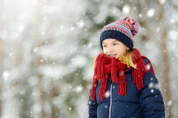 Adorable Joven Divirtiéndose Hermoso Parque Invierno Durante Las Nevadas Lindo — Foto de Stock