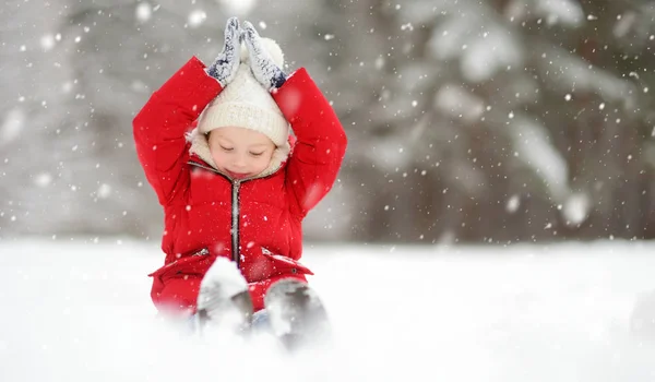 Underbar Ung Flicka Som Har Roligt Vackra Vinterpark Snöfall Söta — Stockfoto