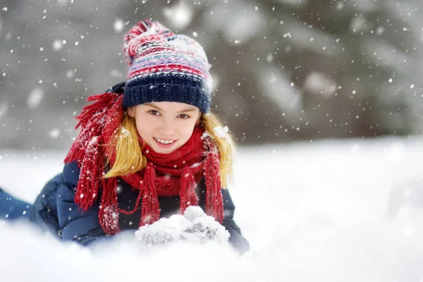 Schattig Jong Meisje Dat Zich Vermaakt Een Prachtig Winterpark Tijdens — Stockfoto