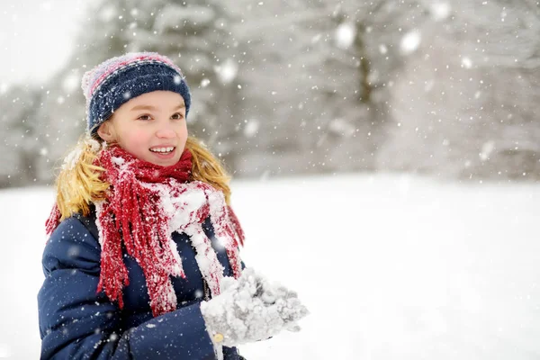 Underbar Ung Flicka Som Har Roligt Vackra Vinterpark Snöfall Söta — Stockfoto