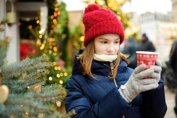 Мила Дівчина Гарячий Шоколад Традиційному Різдвяному Ярмарку Ризі Латвія Дитина — стокове фото