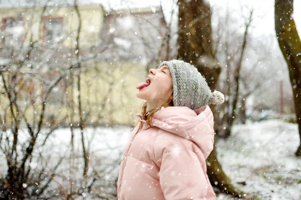 Очаровательная Молодая Девушка Развлекается Красивом Зимнем Парке Время Снегопада Милый — стоковое фото