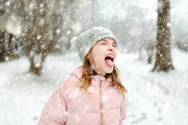 Adorável Jovem Pegando Flocos Neve Com Língua Belo Parque Inverno — Fotografia de Stock