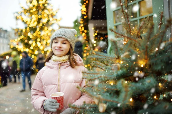 Menina Bonito Beber Chocolate Quente Feira Natal Tradicional Riga Letónia — Fotografia de Stock