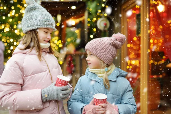 Deux Adorables Sœurs Boivent Chocolat Chaud Lors Foire Traditionnelle Noël — Photo