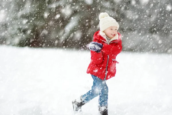 Garota Adorável Divertindo Belo Parque Inverno Durante Queda Neve Criança — Fotografia de Stock
