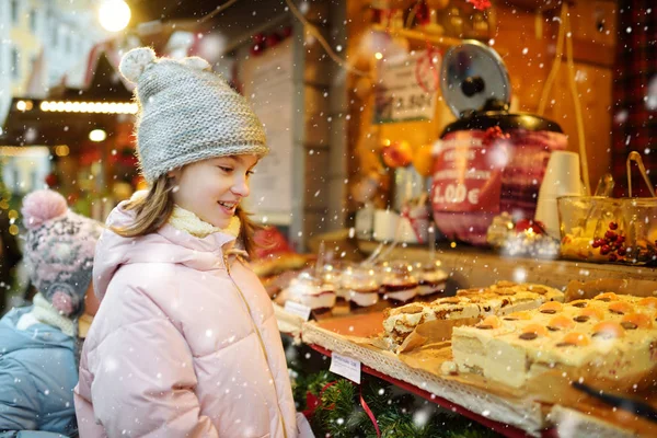 Симпатичная Молодая Девушка Выбирает Сладости Традиционной Рождественской Ярмарке Риге Латвия — стоковое фото