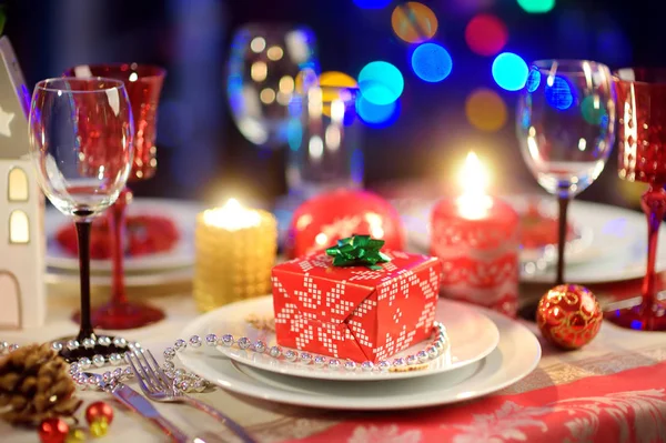 クリスマス パーティーや新年のお祝いを自宅の食卓を美しく演出します 背景のクリスマス ツリーと暖炉と居心地の良い部屋 家族や友人とクリスマスの時期 — ストック写真