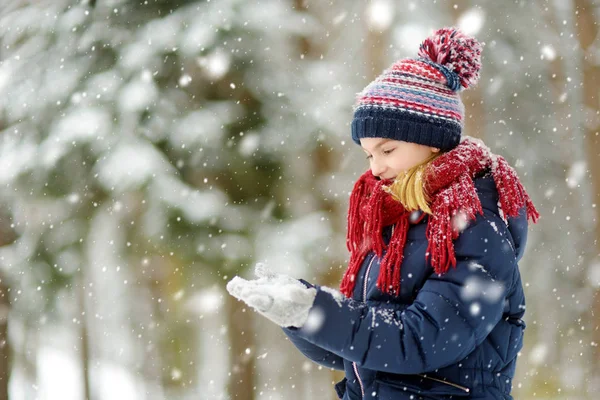 Rozkošná Mladá Dívka Baví Krásném Zimním Parku Během Sněžení Roztomilé — Stock fotografie