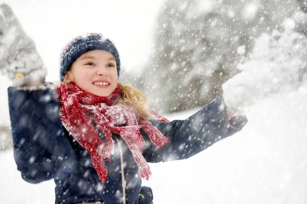 Garota Adorável Divertindo Belo Parque Inverno Durante Queda Neve Criança — Fotografia de Stock