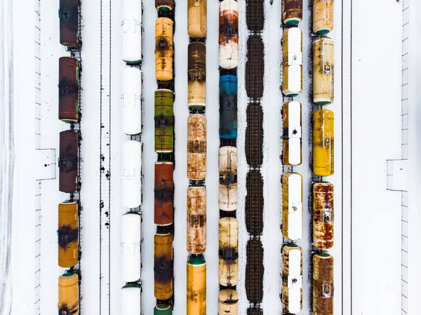 Αεροφωτογραφία Των Πολύχρωμων Φορτηγών Βαγονιών Στο Σιδηροδρομικό Σταθμό Άμαξες Εμπορεύματα — Φωτογραφία Αρχείου