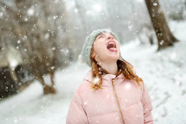 Adorabile Giovane Ragazza Cattura Fiocchi Neve Con Lingua Nel Bellissimo — Foto Stock