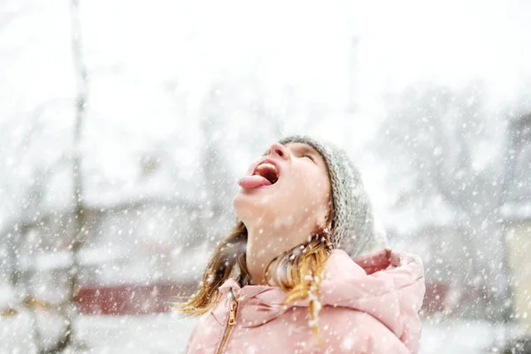 Söt Ung Flicka Som Fångar Snöflingor Med Tungan Vacker Vinterpark — Stockfoto