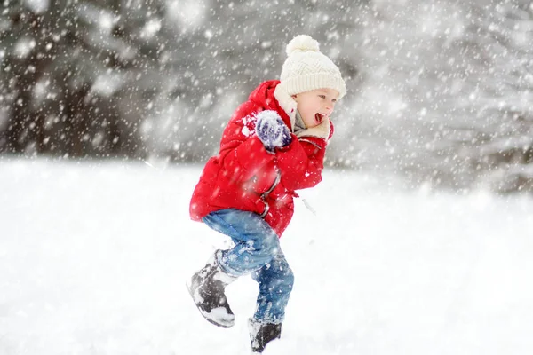 Underbar Ung Flicka Som Har Roligt Vackra Vinterpark Snöfall Söta — Stockfoto