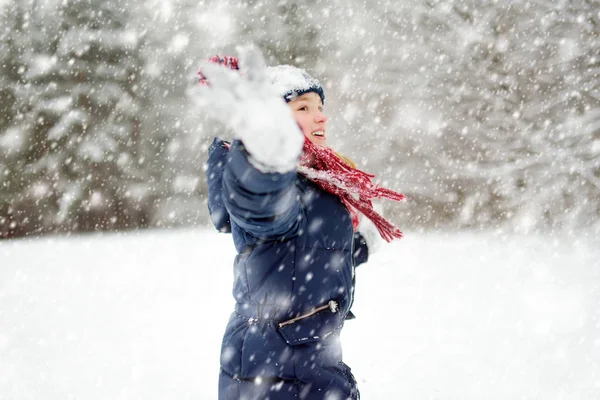 Rozkošná Mladá Dívka Baví Krásném Zimním Parku Během Sněžení Roztomilé — Stock fotografie