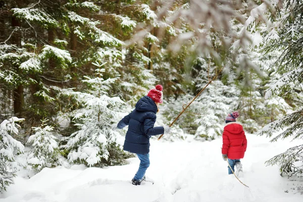 Δύο Αξιολάτρευτα Κοριτσάκια Διασκεδάζοντας Μαζί Στο Όμορφο Χειμώνα Δάσος Όμορφες — Φωτογραφία Αρχείου