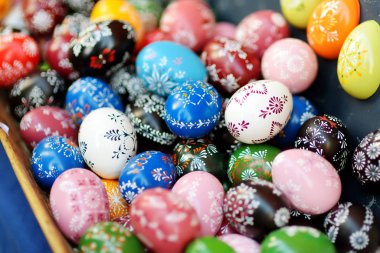 Vilnius, Litvanya - 4 Mart 2019: Litvanya 'nın Vilnius kentinde geleneksel el sanatları fuarında satılan renkli ahşap yumurtalar