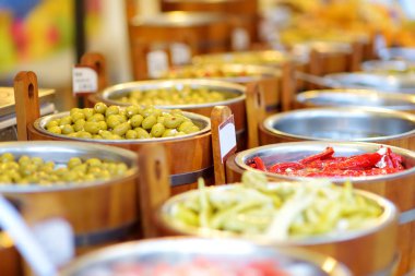 Geleneksel bahar fuarı sırasında Vilnius, Litvanya 'da bir pazar yerinde çeşitli organik zeytin turşusu, sarımsak, acı biber, kapari ve kurutulmuş domates satılıyor..