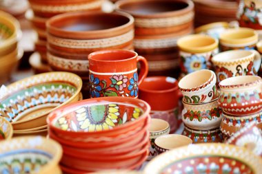 Seramik yemekler, sofra takımı ve sürahiler Vilnius 'taki Paskalya pazarında satılıyor. Litvanya başkentinin geleneksel el sanatları fuarı her Mart ayında Old Town sokaklarında düzenleniyor.