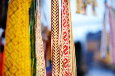 Geleneksel renkli Litvanya dokumasının detayları. Litvanya 'nın Vilnius kentindeki geleneksel Paskalya festivalinde ulusal Litvanya kostümünün bir parçası olarak örülmüş kemerler.