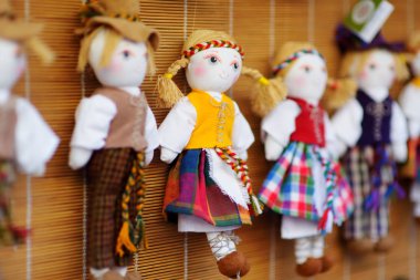 Paskalya pazarında Vilnius Litvanya Ulusal kostümleri şirin el yapımı ragdoll bebek sattı. Litvanya'nın başkenti yıllık geleneksel el sanatları Fuarı tarihi kent sokakları her Mart'ta düzenlenen.