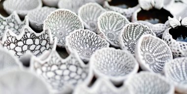 Seramik yemekler, sofra takımı ve sürahiler Vilnius 'taki Paskalya pazarında satılıyor. Litvanya başkentinin geleneksel el sanatları fuarı her Mart ayında Old Town sokaklarında düzenleniyor.