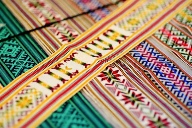 Geleneksel renkli Litvanya dokumasının detayları. Litvanya 'nın Vilnius kentindeki geleneksel Paskalya festivalinde ulusal Litvanya kostümünün bir parçası olarak örülmüş kemerler.