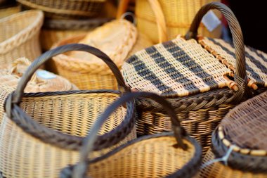 Çeşitli sepetleri Vilnius Paskalya piyasada satılan. Litvanya'nın başkenti sokaklarında on Mart ayında yıllık bahar adil tutun.