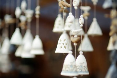 Renkli seramik çanlar ve Vilnius 'taki Paskalya pazarında satılan diğer süslemeler. Litvanya başkentinin geleneksel el sanatları fuarı her Mart ayında Old Town sokaklarında düzenleniyor.