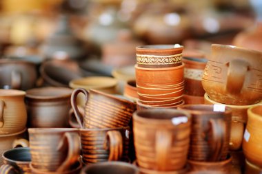 Seramik yemekler, sofra takımı ve sürahiler Vilnius 'taki Paskalya pazarında satılıyor. Litvanya başkentinin geleneksel el sanatları fuarı her Mart ayında Old Town sokaklarında düzenleniyor.