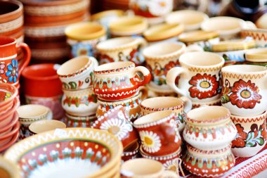 Seramik yemekler, sofra takımı ve sürahiler Vilnius 'taki Paskalya pazarında satılıyor. Litvanya başkentinin geleneksel el sanatları fuarı her Mart ayında Old Town sokaklarında düzenleniyor.