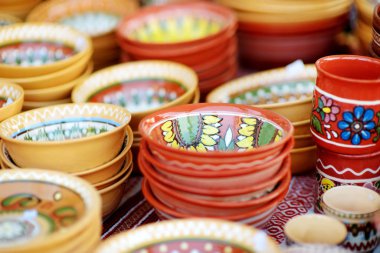 Seramik yemekler, sofra takımı ve sürahiler Vilnius 'taki Paskalya pazarında satılıyor. Litvanya başkentinin geleneksel el sanatları fuarı her Mart ayında Old Town sokaklarında düzenleniyor.