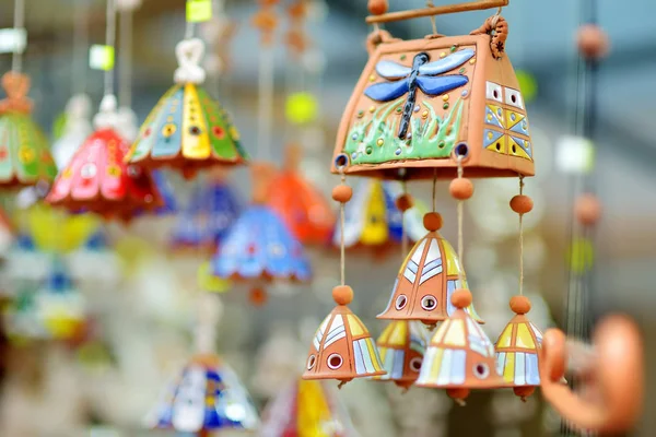 多彩的陶瓷铃铛和其他装饰品在维尔纽斯的复活节市场上出售 每年三月 立陶宛首都的传统手工艺交易会在老城区街道上举行 — 图库照片