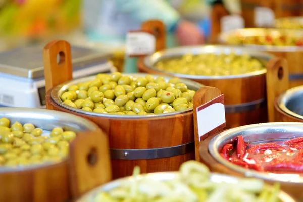 Diverse Biologische Gepekelde Olijven Knoflook Paprika Kappertjes Zongedroogde Tomaten Verkocht — Stockfoto