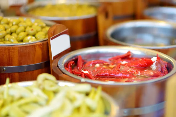 Diverse Biologische Gepekelde Olijven Knoflook Paprika Kappertjes Zongedroogde Tomaten Verkocht — Stockfoto