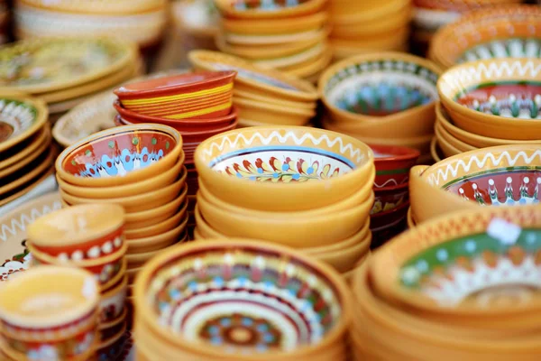 ヴィリニュスのイースターマーケットで販売されている陶器料理 ジャグ リトアニアの首都の伝統工芸展は毎年3月に旧市街の通りで開催されます — ストック写真