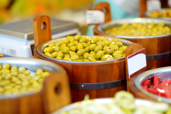 Diverse Biologische Gepekelde Olijven Knoflook Paprika Kappertjes Zongedroogde Tomaten Verkocht — Stockfoto