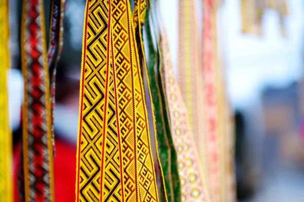 一个传统的色彩艳丽的立陶宛编织的细节 在立陶宛维尔纽斯举行的传统复活节展销会上 作为立陶宛民族服装的一部分 编织腰带 — 图库照片