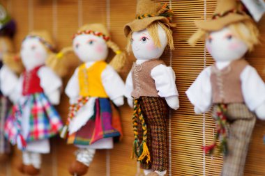 Paskalya pazarında Vilnius Litvanya Ulusal kostümleri şirin el yapımı ragdoll bebek sattı. Litvanya'nın başkenti yıllık geleneksel el sanatları Fuarı tarihi kent sokakları her Mart'ta düzenlenen.
