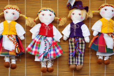 Paskalya pazarında Vilnius Litvanya Ulusal kostümleri şirin el yapımı ragdoll bebek sattı. Litvanya'nın başkenti yıllık geleneksel el sanatları Fuarı tarihi kent sokakları her Mart'ta düzenlenen.