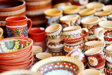 Seramik yemekler, sofra takımı ve sürahiler Vilnius 'taki Paskalya pazarında satılıyor. Litvanya başkentinin geleneksel el sanatları fuarı her Mart ayında Old Town sokaklarında düzenleniyor.